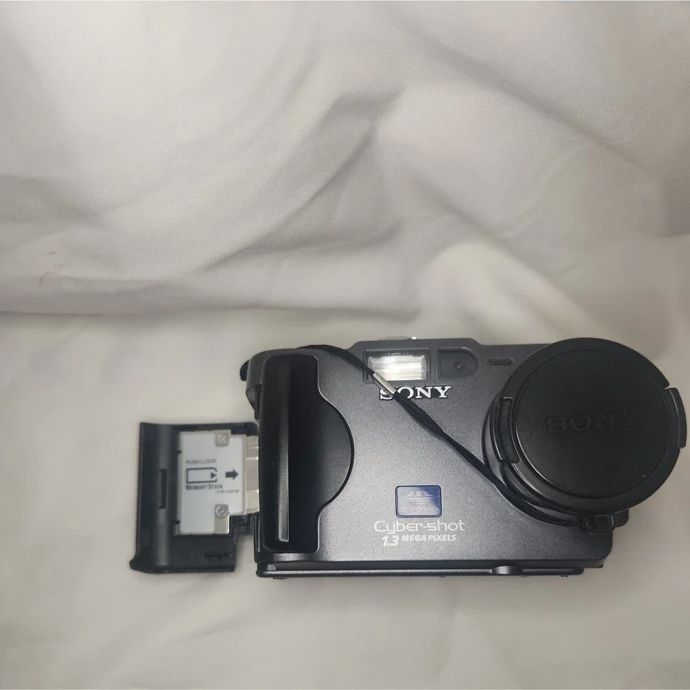 Sony Cyber-shot DSC-S30 1.3MP Digital Camera
